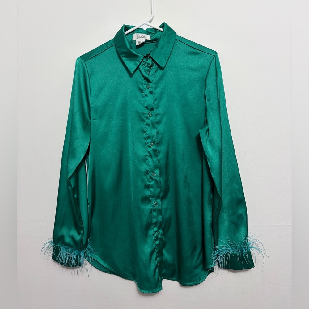 L.I.F.E. women’s size M Emerald Satin Blouse Feather Cuffs Stretch(A407)✨